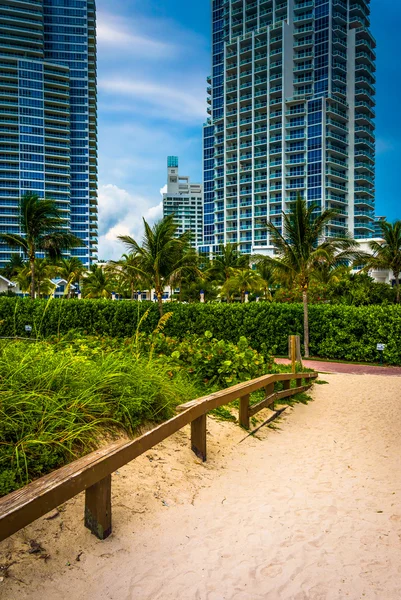 Caminho para a praia e highrises em South Beach, Miami, Florida . — Fotografia de Stock