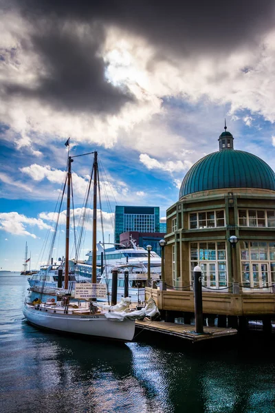 Pavilon a lodě na rowes wharf, v Bostonu, massachusetts. — Stock fotografie