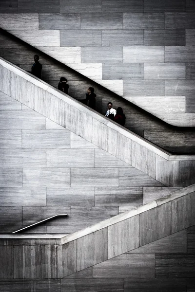 Mensen op trap in het Oosten gebouw van de nationale galerij — Stockfoto