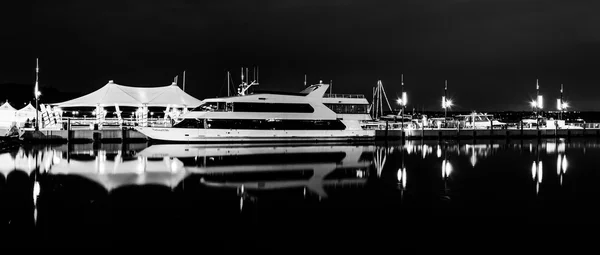 Пирс и лодка, отражающиеся в реке Потомак ночью, в Натио — стоковое фото