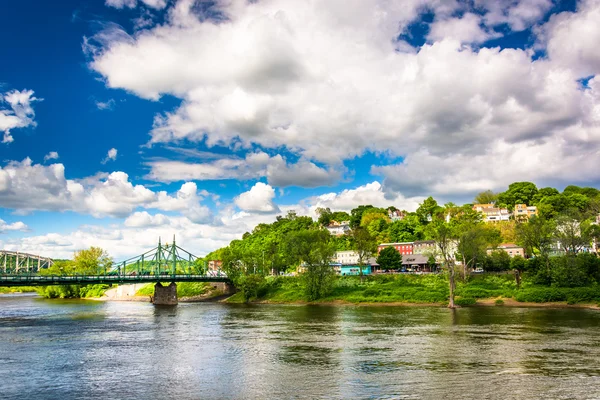 Филлипсбург, штат Нью-Джерси, виден через реку Делауэр от Эа — стоковое фото