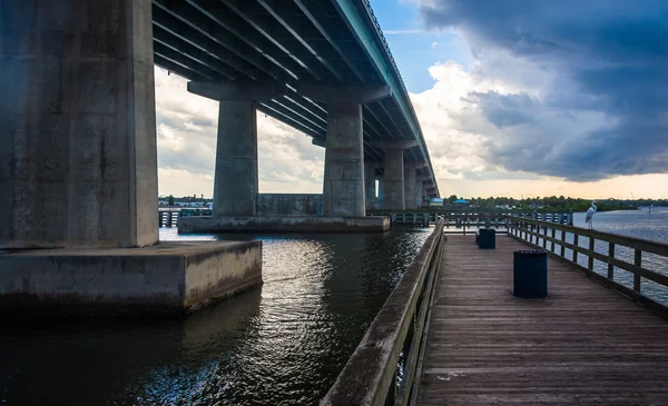 Muelle y puente sobre el río Halifax, Port Orange, Florida . — Foto de Stock