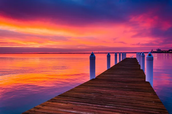 Pier und Sonnenuntergang über der Chesapeake Bay, von der Insel Kent aus gesehen, — Stockfoto