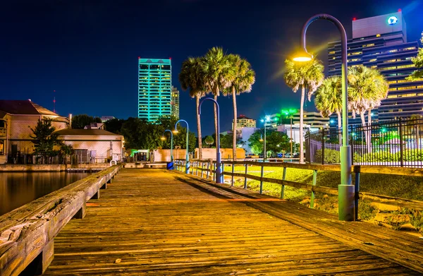 Pier e edifícios à noite em Jacksonville, Flórida . — Fotografia de Stock