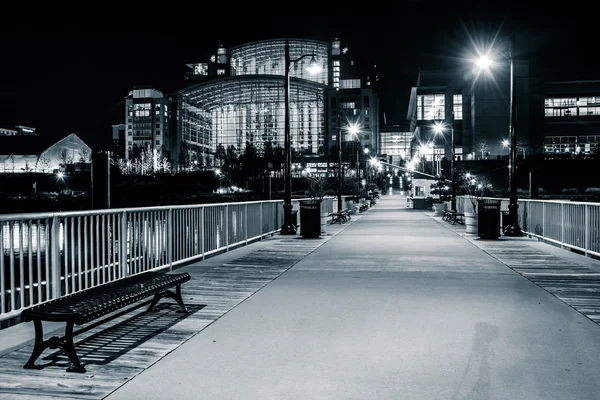 码头和国家会议中心在夜里，在全国港 — 图库照片