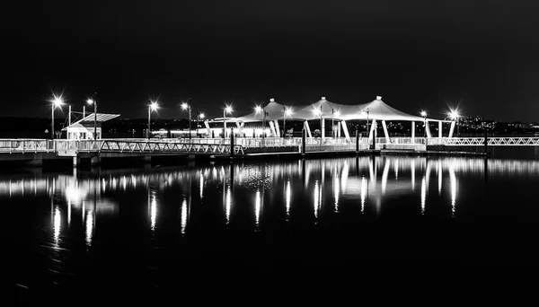 Pier återspeglar i potomac river på natten, i nationella harbo — Stockfoto