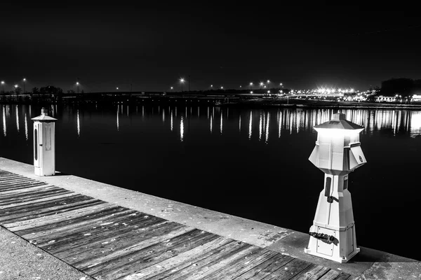 Pier on the Potomac River at night, in National Harbor, Maryland — Stock Photo, Image