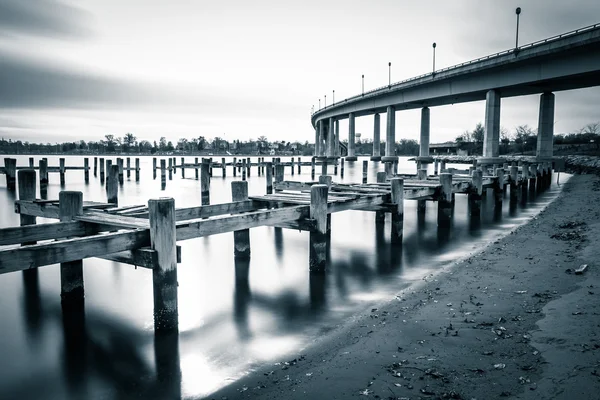 Pier posten in de rivier de severn en de Marineacademie bridge, in — Stockfoto