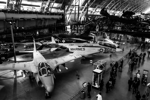 Planes and tourists in the Smithsonian Air and Space Museum Udva — Stock Photo, Image