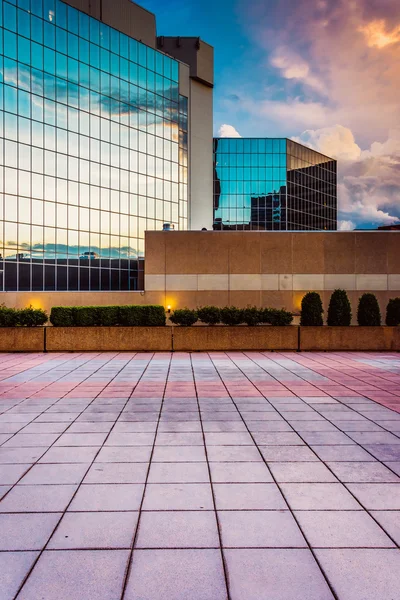 Plaza and modern buildings at sunset in downtown Baltimore, Mary — Stock Photo, Image