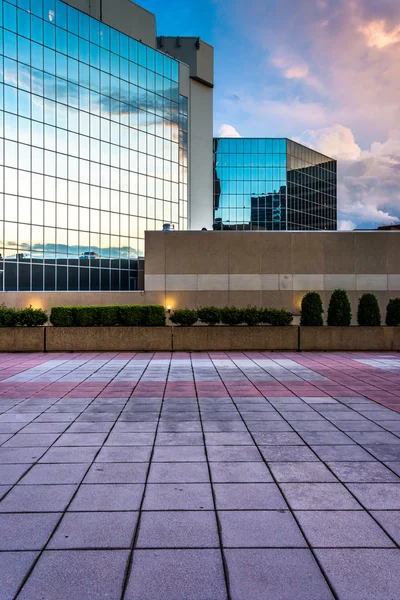 Plaza och moderna byggnader vid solnedgången i centrala baltimore, mary — Stockfoto