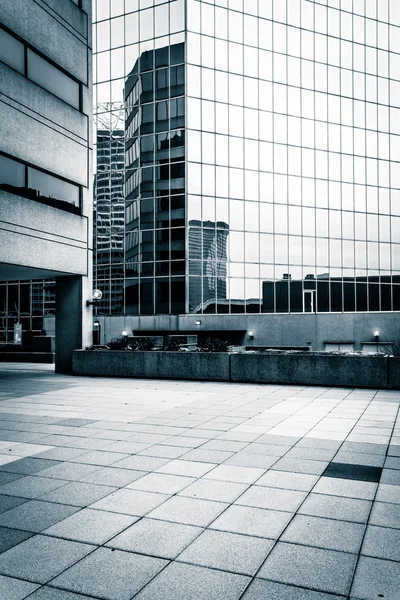 Plaza och moderna byggnader i baltimore, maryland. — Stockfoto