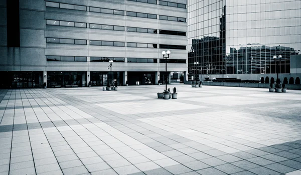 Plaza a moderní budovy v baltimore, maryland. — Stock fotografie