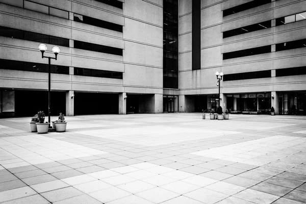 Plaza és a modern irodaház belvárosi baltimore, maryland — Stock Fotó