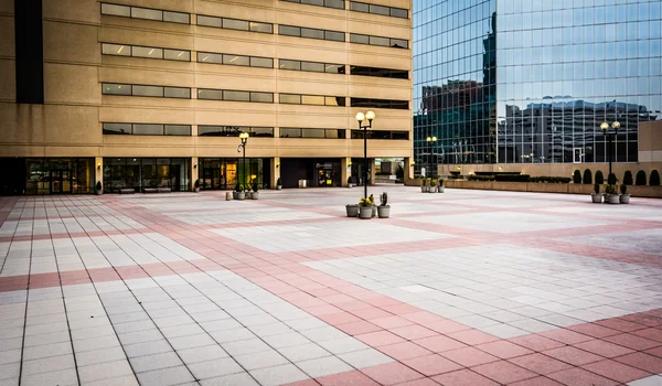 Plaza y edificios modernos en Baltimore, Maryland . — Foto de Stock