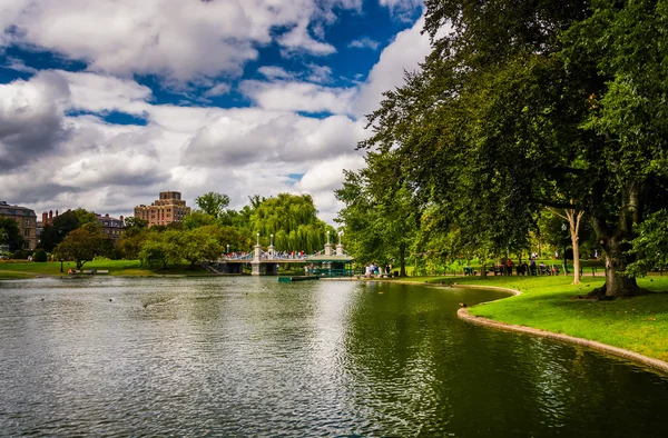 Lagoa no Jardim Público em Boston, Massachusetts . — Fotografia de Stock