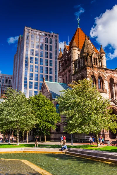 Piscina de água e Igreja da Trindade, na Copley Square em Boston, MA — Fotografia de Stock