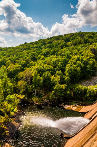 Prettyboy dam a střelný prach řeka v baltimore county, maryland — Stock fotografie