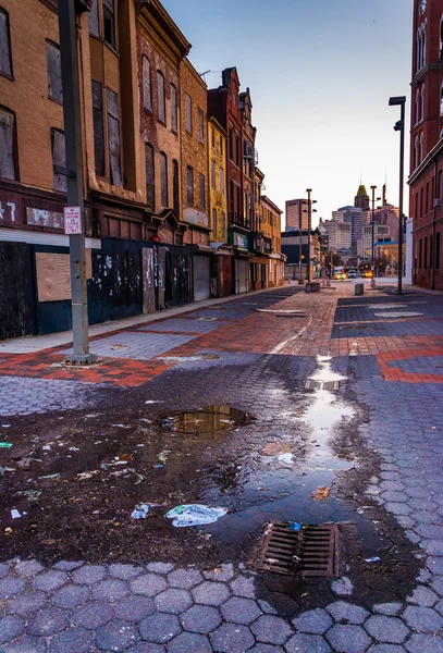 Puddles y tiendas abandonadas en Old Town Mall, Baltimore, Marylan — Foto de Stock