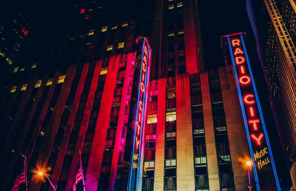 无线电城音乐厅到了晚上，在曼哈顿洛克菲勒中心 — 图库照片