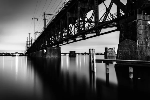 Railroad bridge over the Susquehanna River at night, in Havre de — Stock Photo, Image