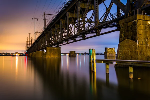 Railroad bridge over the Susquehanna River at night, in Havre de — Stock Photo, Image