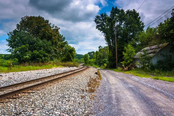 Railroad track and dirt road in rural Carroll County, Maryland. — Stock Photo, Image