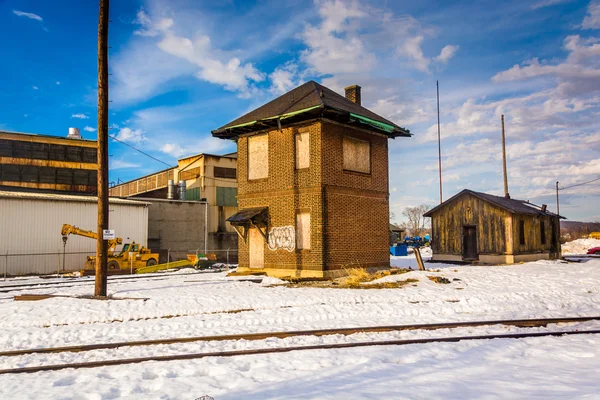 Järnvägen spår och gamla byggnader i york, pennsylvania. — Stockfoto