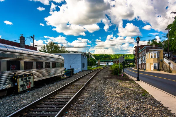 Järnvägsspåren och huvudgatan i phillipsburg, nytt-jersey. — Stockfoto