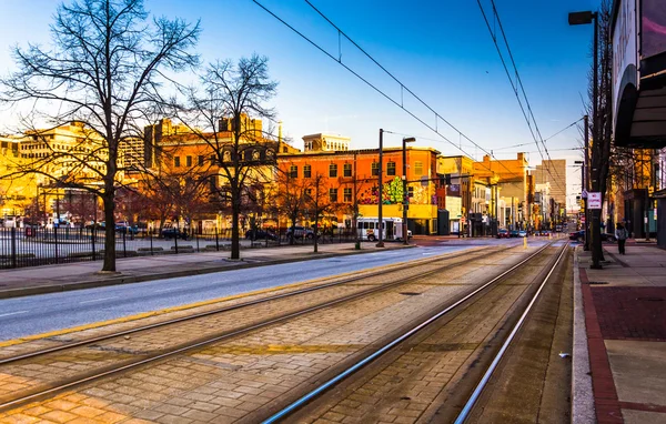 铁路轨道和建筑物沿街道在巴尔的摩，paca 马 — 图库照片