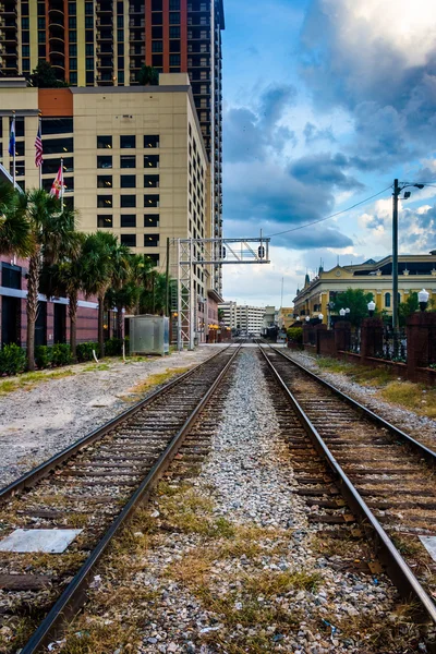 Rel kereta api dan bangunan di Orlando, Florida . — Stok Foto