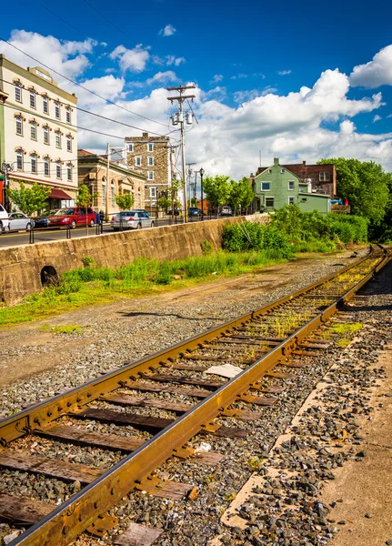 Järnvägsspåren och byggnader på huvudgatan i phillipsburg, ne — Stockfoto