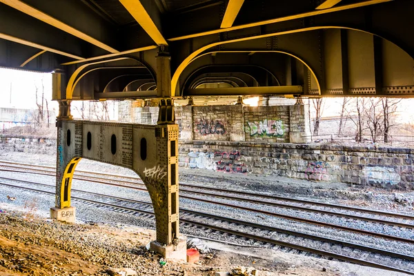 Vías férreas bajo el puente de Howard Street en Baltimore, Mar —  Fotos de Stock