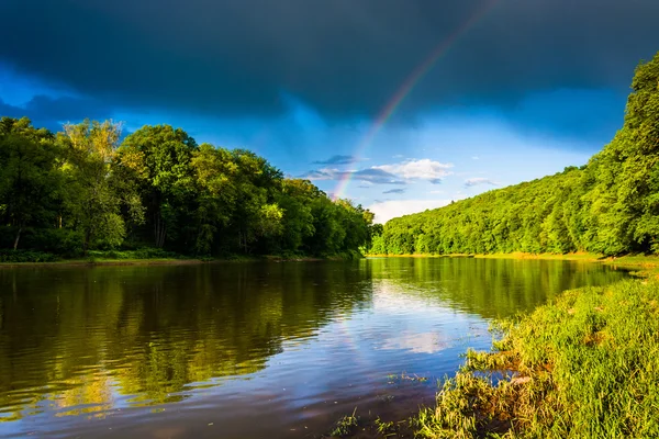 Arco iris sobre el río Delaware, en Delaware Water Gap National — Foto de Stock