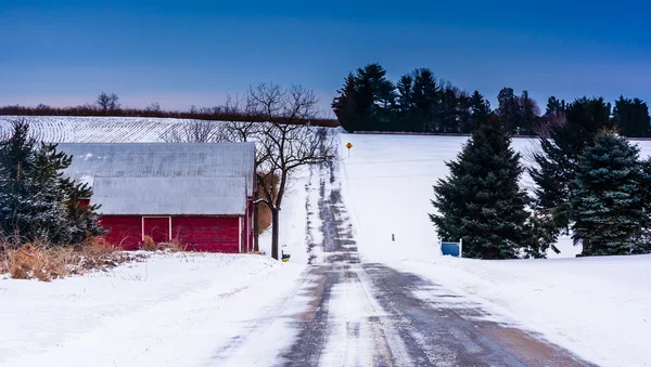 Red barn along a country road in rural Adams County, Maryland. — Stock Photo, Image