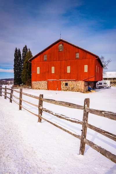 Red barn and fence in a snow-covered farm field in rural Adams C — Stock Photo, Image