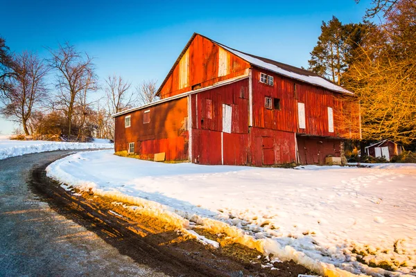 Red barn during the winter in rural York County, Pennsylvania. — Stock Photo, Image