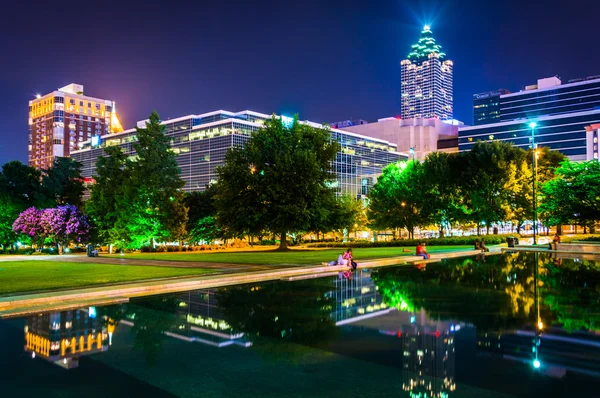 Reflejando la piscina y los edificios por la noche, en el centenario olímpico Pa — Foto de Stock