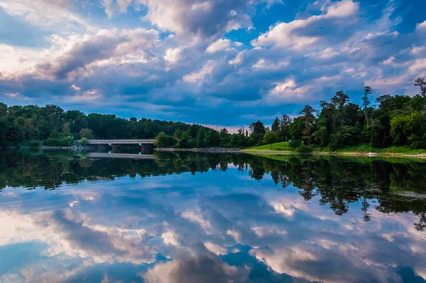 Reflection of beautiful evening clouds in Lake Marburg, Codorus — Stock Photo, Image