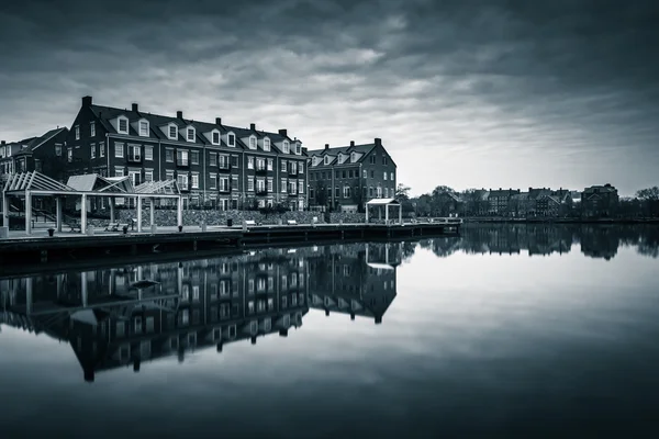 Reflektion av waterfront Lägenhet i floden potomac, i ale — Stockfoto