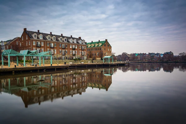 Reflection of waterfront apartments in the Potomac River, in Ale — Stock Photo, Image
