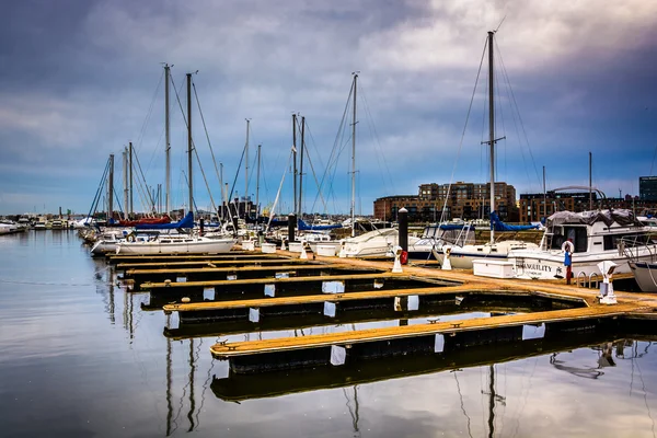 Reflexiones en un puerto deportivo en Canton, Baltimore, Maryland . — Foto de Stock