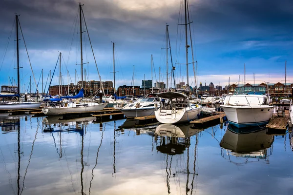 Réflexions dans une marina à Canton, Baltimore, Maryland . — Photo