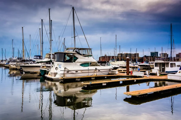 Reflexiones en un puerto deportivo en Canton, Baltimore, Maryland . — Foto de Stock