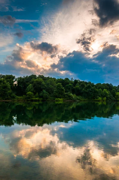 Refleksje w Marburgu jezioro o zachodzie słońca, codorus stan parku, penns — Zdjęcie stockowe