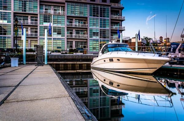Canton, balti alacakaranlıkta bir tekne ve binaların yansımalar — Stok fotoğraf