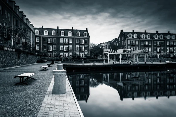 Reflections of waterfront apartments on the Potomac River, in Al — Stock Photo, Image