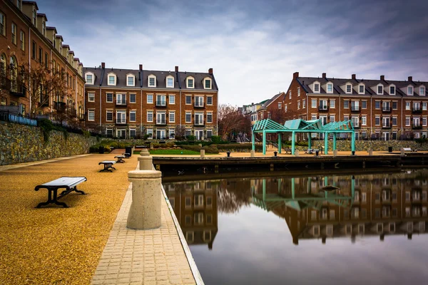 Reflections of waterfront apartments on the Potomac River, in Al — Stock Photo, Image