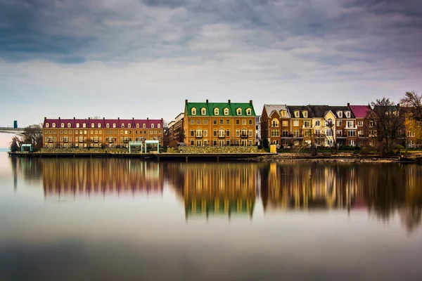 Reflections of waterfront buildings along the Potomac River in A — Stock Photo, Image