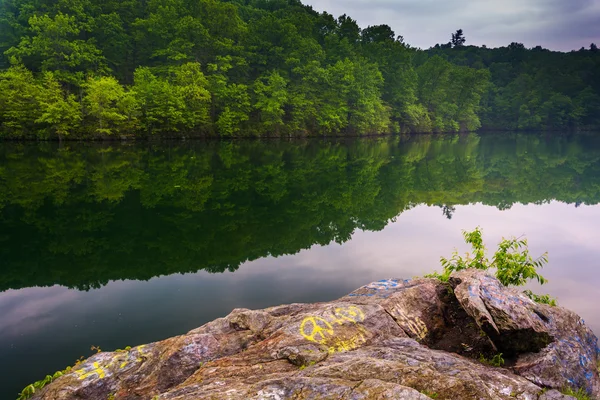 Rock ao longo da costa do Reservatório Prettyboy no Condado de Baltimore , — Fotografia de Stock